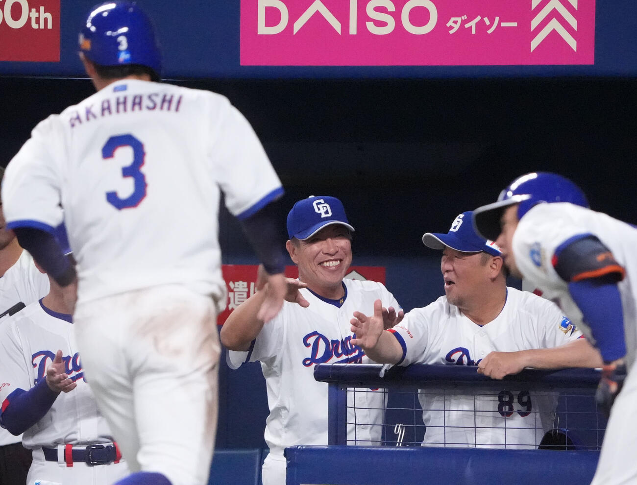 中日対DeNA 1回裏中日2死一、二塁、井上一樹監督（中央）はジェイソン・ボスラーの適時打で生還した高橋周平を迎える（撮影・森本幸一）