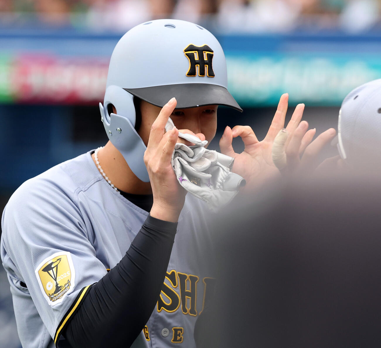 ヤクルト対阪神　6回表阪神2死満塁、小幡竜平は適時内野安打を放ち、ベンチでポーズ（撮影・浅見桂子）