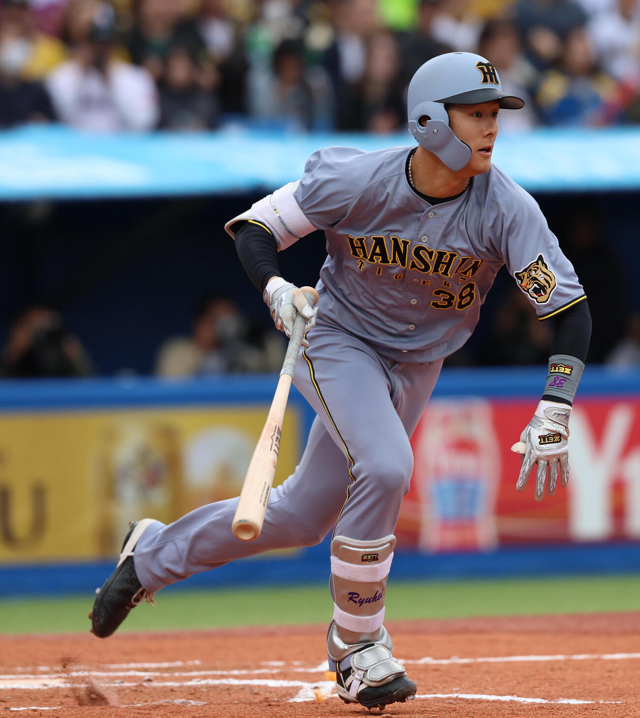 ヤクルト対阪神　6回表阪神2死満塁、適時内野安打を放つ小幡竜平（撮影・水谷安孝）