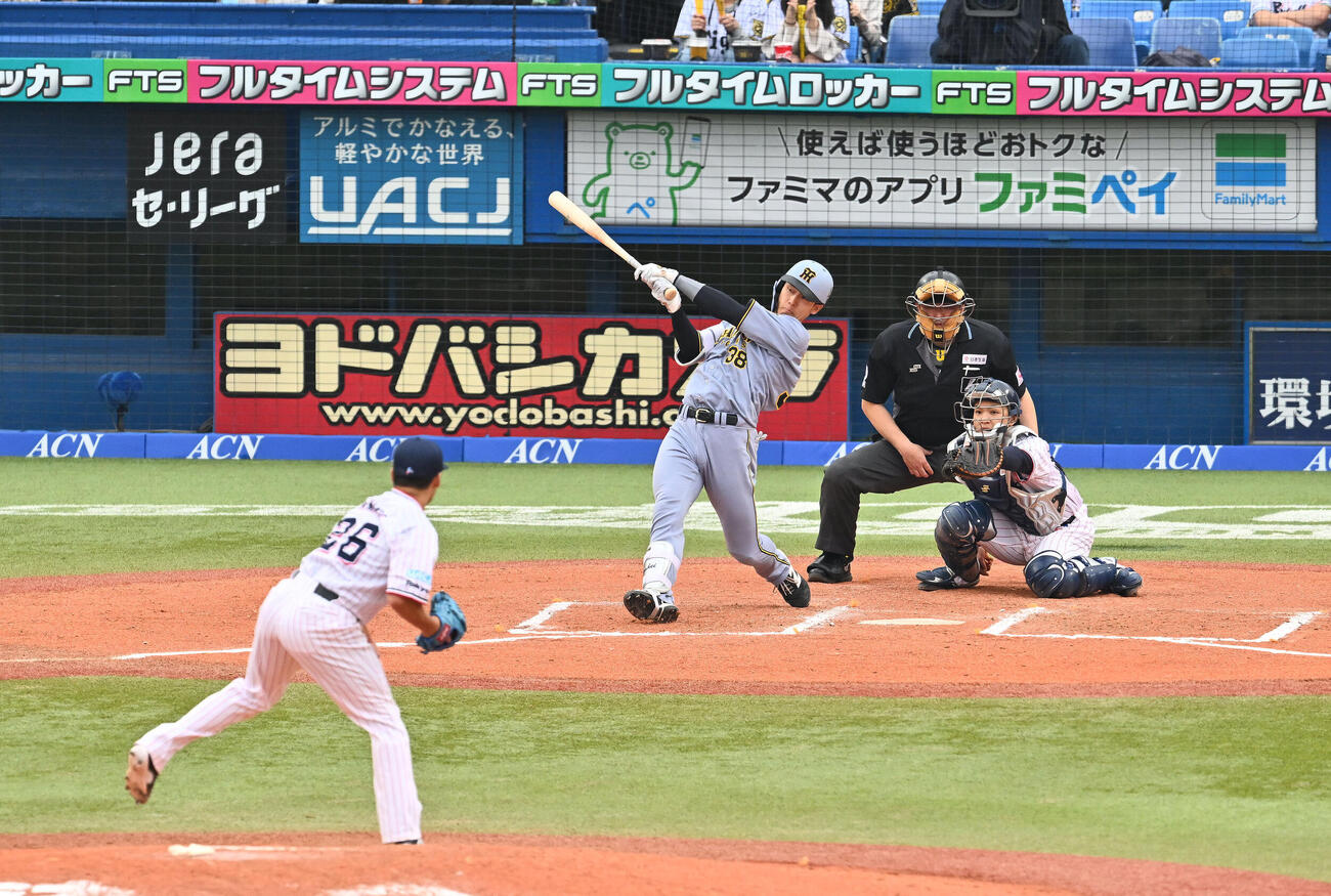ヤクルト対阪神　6回表阪神2死満塁、小幡竜平は一塁適時内野安打を放つ。投手山野太一（撮影・滝沢徹郎）