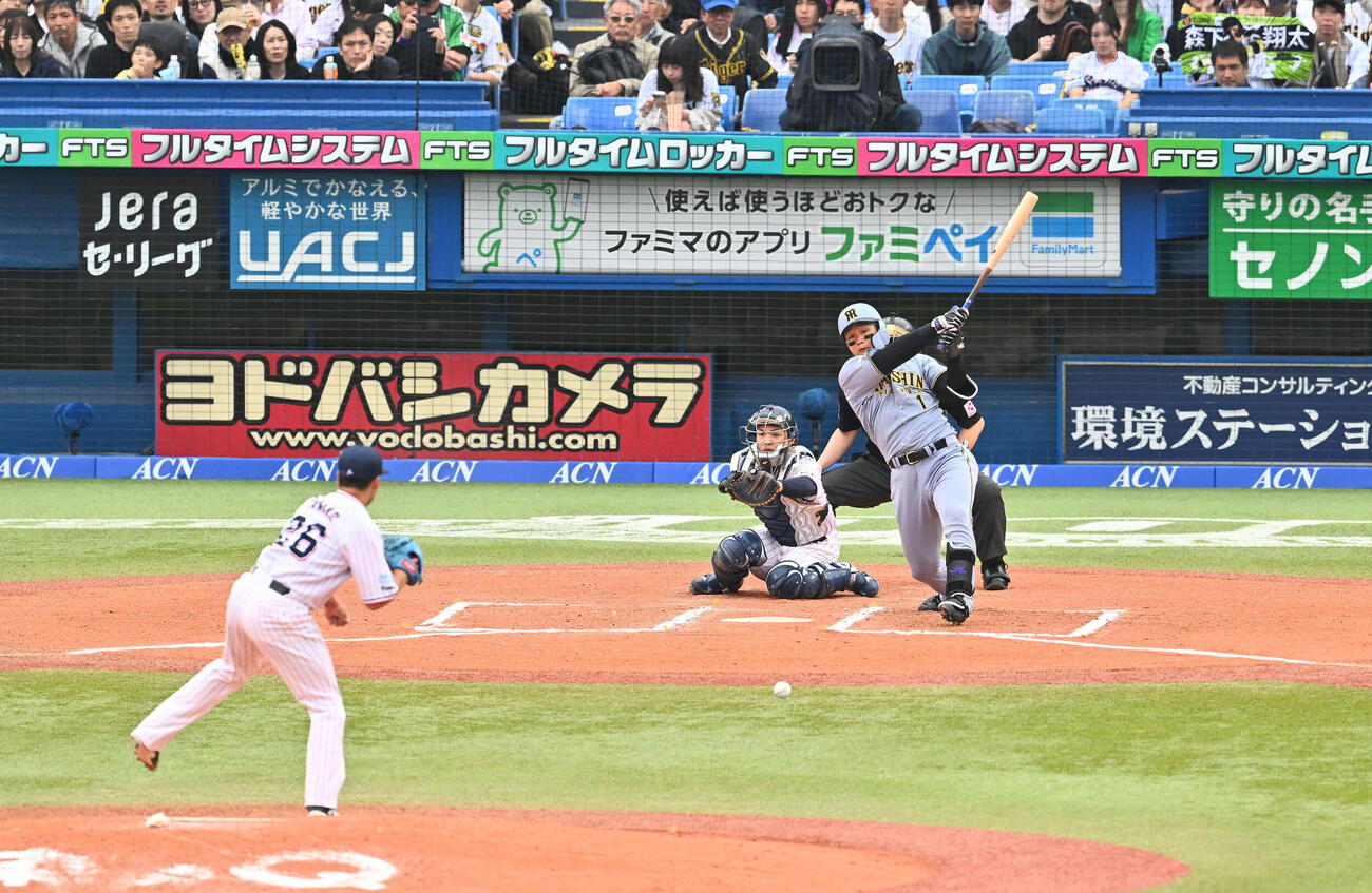 ヤクルト対阪神　6回表阪神1死一塁、森下翔太は中前打を放つ。投手山野太一（撮影・滝沢徹郎）