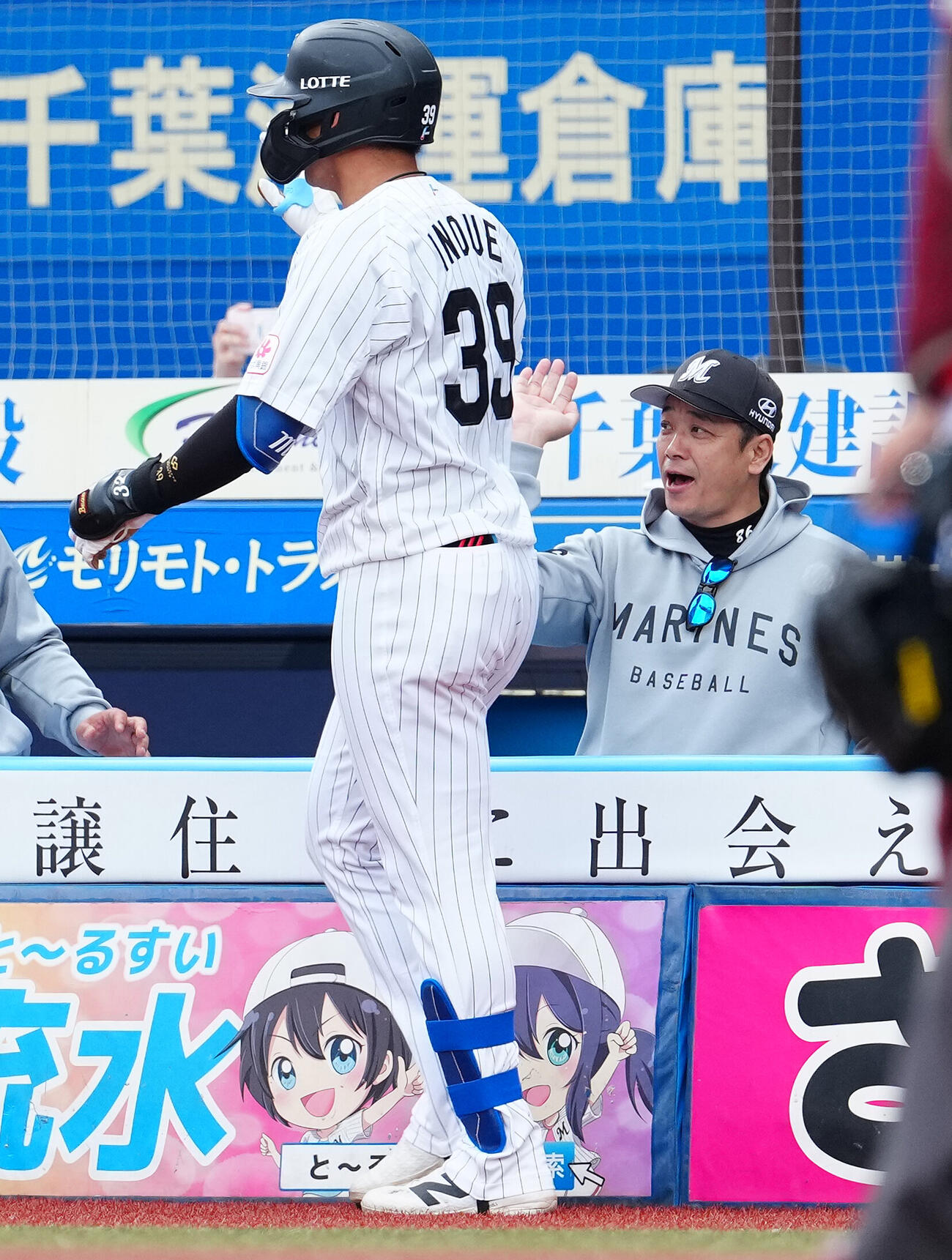 ロッテ対楽天　4回裏ロッテ1死、ソロ本塁打を放った井上広大（左）を迎えるサブロー監督（撮影・鈴木みどり）