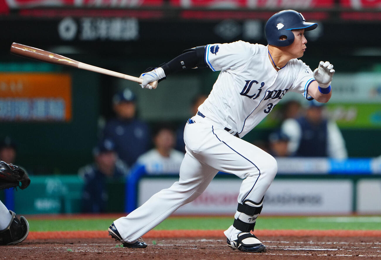 西武対日本ハム　4回裏西武2死二塁、先制の適時打を放つ平沢大河（撮影・垰建太）