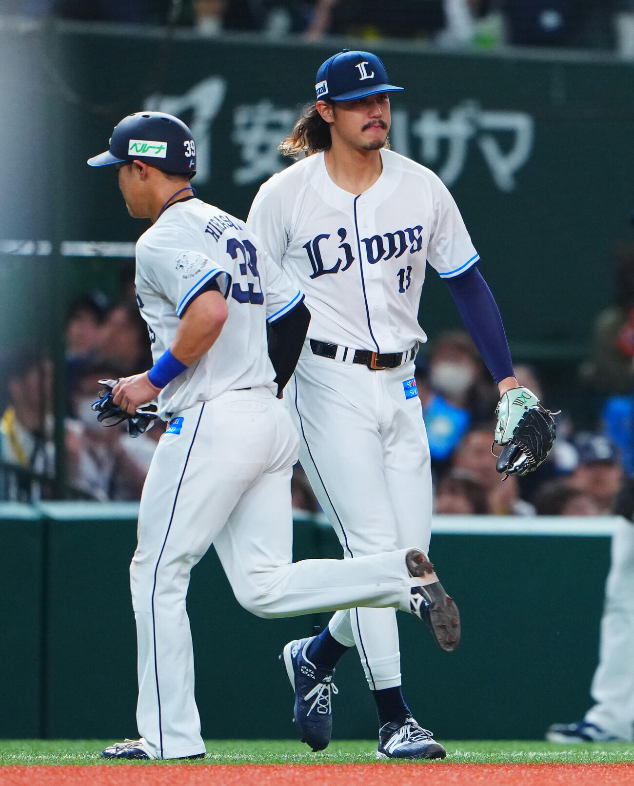西武対日本ハム　4回裏の攻撃を終え先制適時打を放った西武平沢大河（左）とタッチを交わす高橋光成（撮影・垰建太）