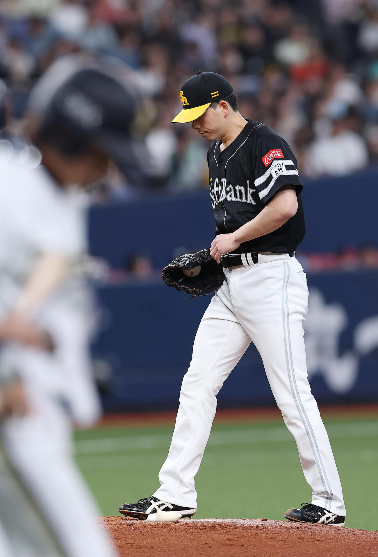 オリックス対ソフトバンク　2回裏オリックス2死満塁、渡部遼人に押し出し四球を与えた大関友久（撮影・前田充）