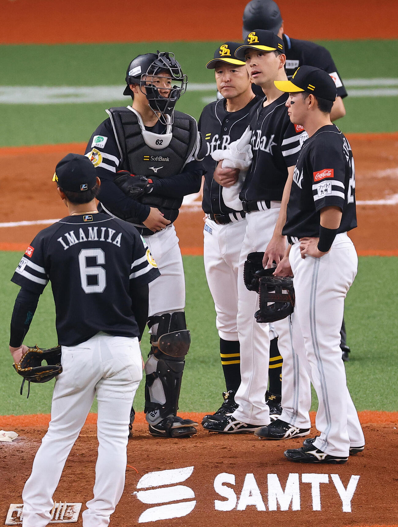 オリックス対ソフトバンク　2回裏オリックス2死満塁、渡部遼人に押し出し四球を与えた大関友久（右から2人目）はマウンドでナインと話をする（撮影・上田博志）