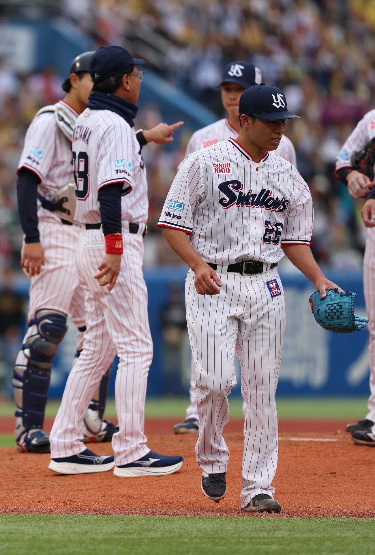 ヤクルト対阪神　6回表阪神2死満塁、2点を失い悔しそうな表情で降板する山野太一（撮影・水谷安孝）
