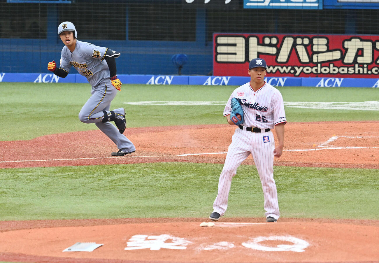 ヤクルト対阪神　3回表阪神2死一塁、岡城快生（後方）に先制適時二塁打を許す山野太一（撮影・滝沢徹郎）