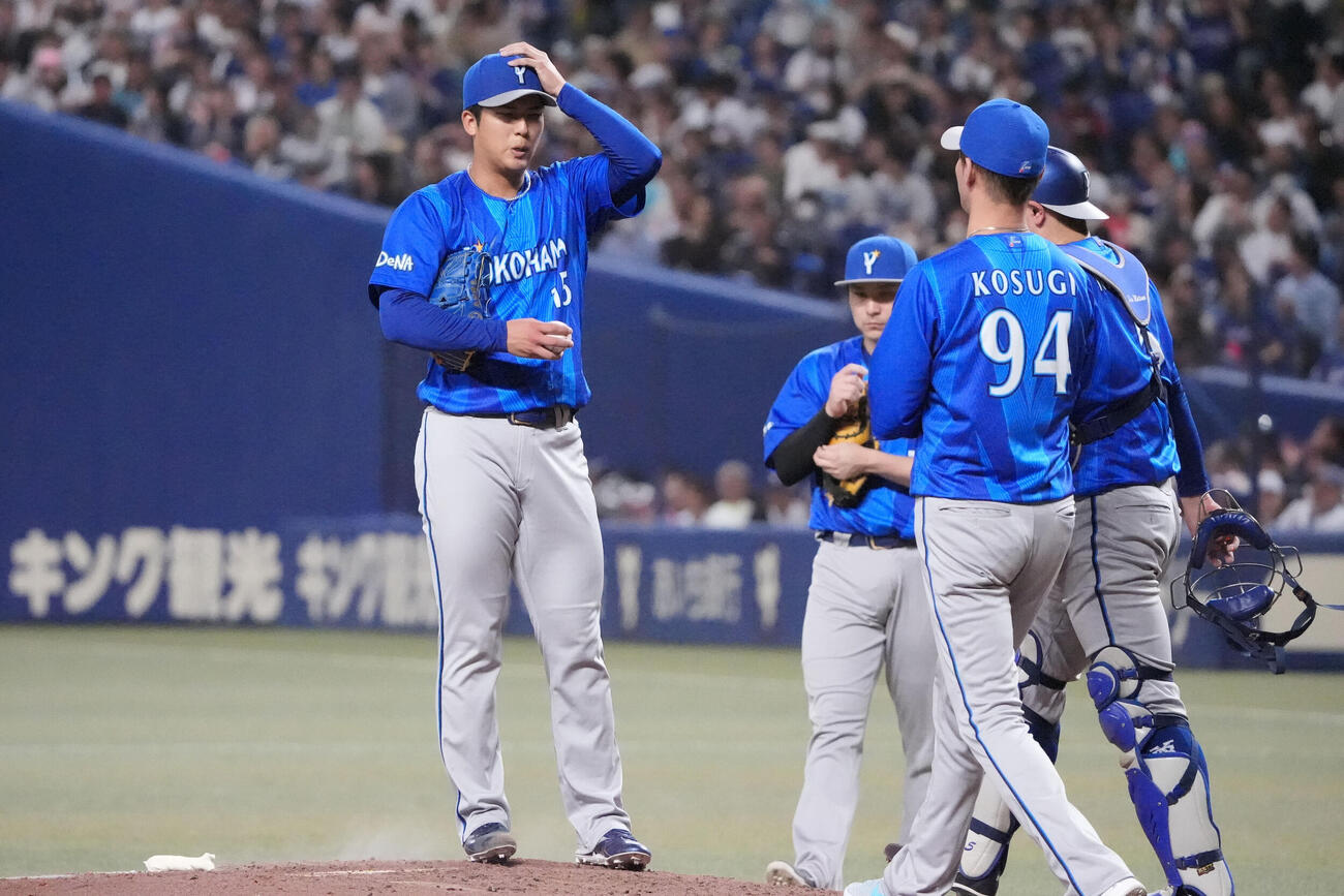 中日対DeNA 4回裏中日無死一、二塁、マウンドの島田舜也（左）のもとに集まるDeNAナイン（撮影・森本幸一）