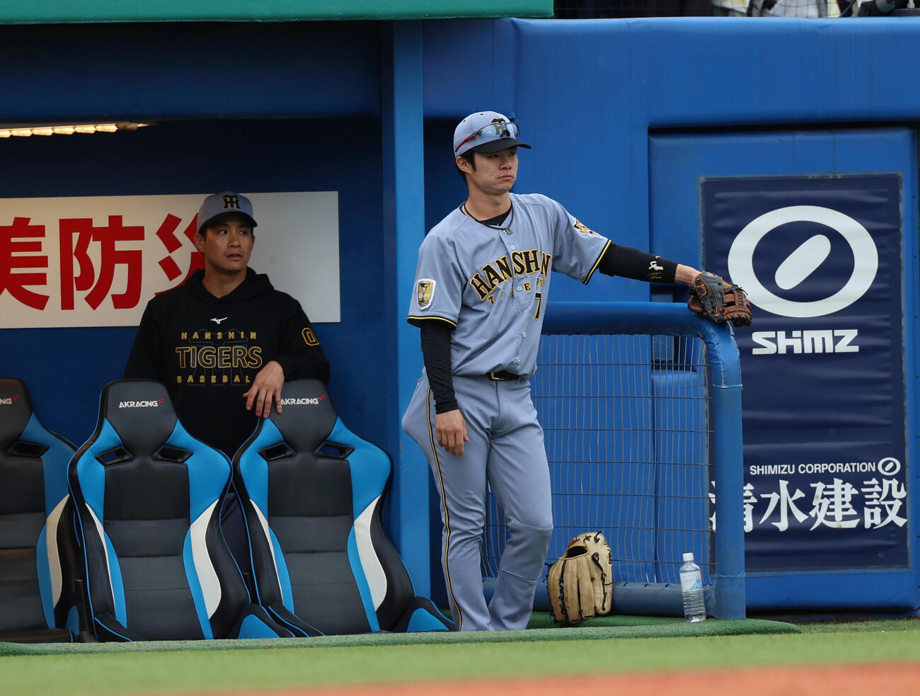 ヤクルト対阪神　ベンチから試合を見守る阪神中野拓夢（撮影・水谷安孝）