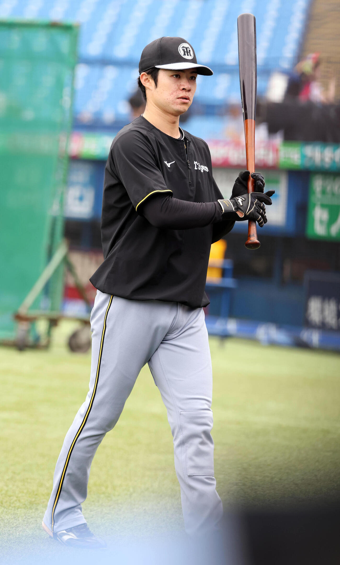 ヤクルト対阪神　練習を終えベンチに下がる阪神中野拓夢（撮影・浅見桂子）