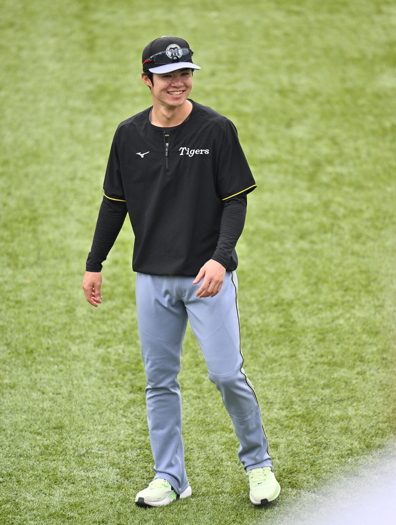 ヤクルト対阪神　試合前練習でリラックスした表情の阪神中野拓夢（撮影・滝沢徹郎）