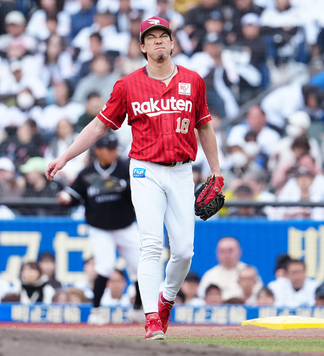 ロッテ対楽天　4回裏を終え、顔をしかめる楽天前田健太（撮影・鈴木みどり）