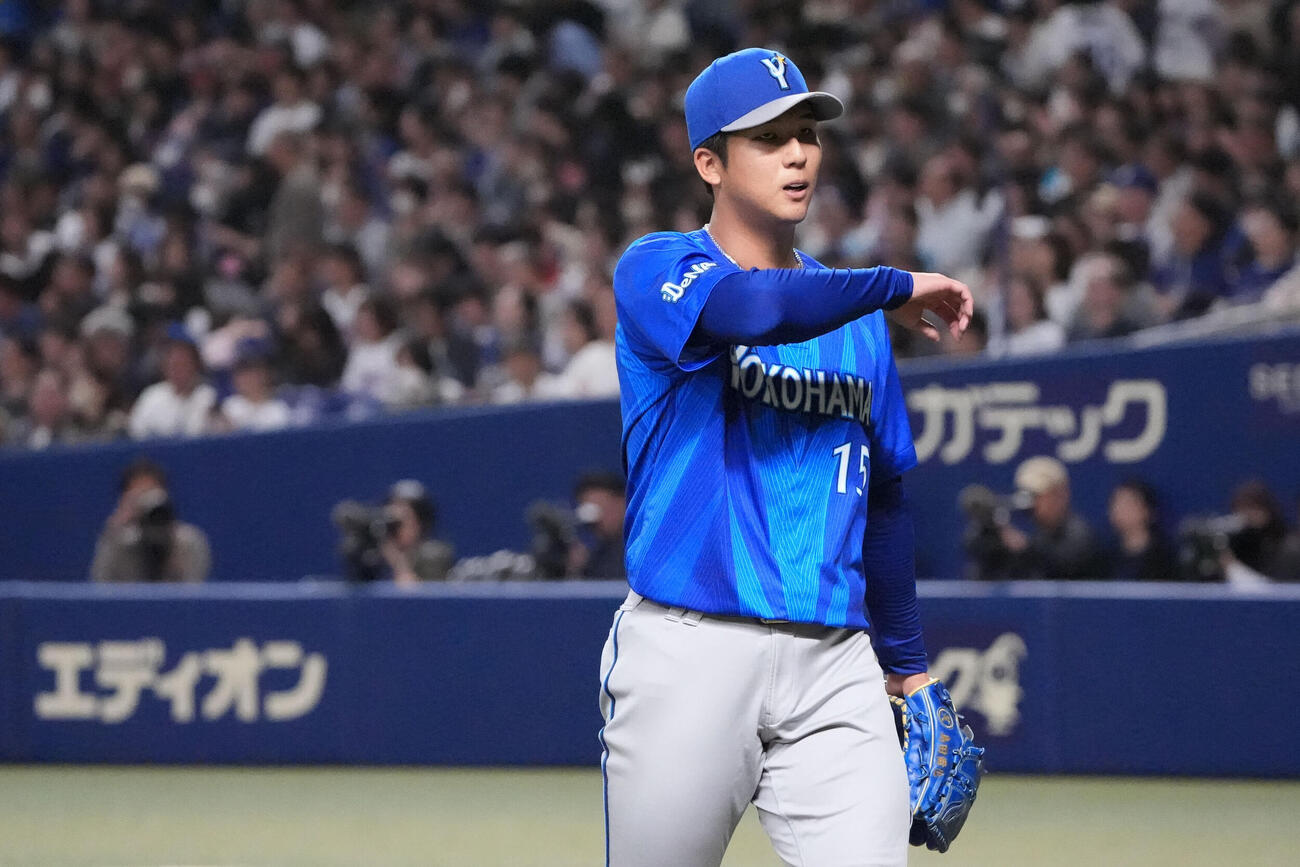 中日対DeNA 5回終了、ベンチへ戻るDeNA先発の島田舜也（撮影・森本幸一）
