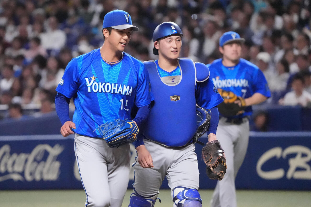 中日対DeNA 2回終了、ベンチへ戻るDeNA先発の島田舜也（左）（撮影・森本幸一）