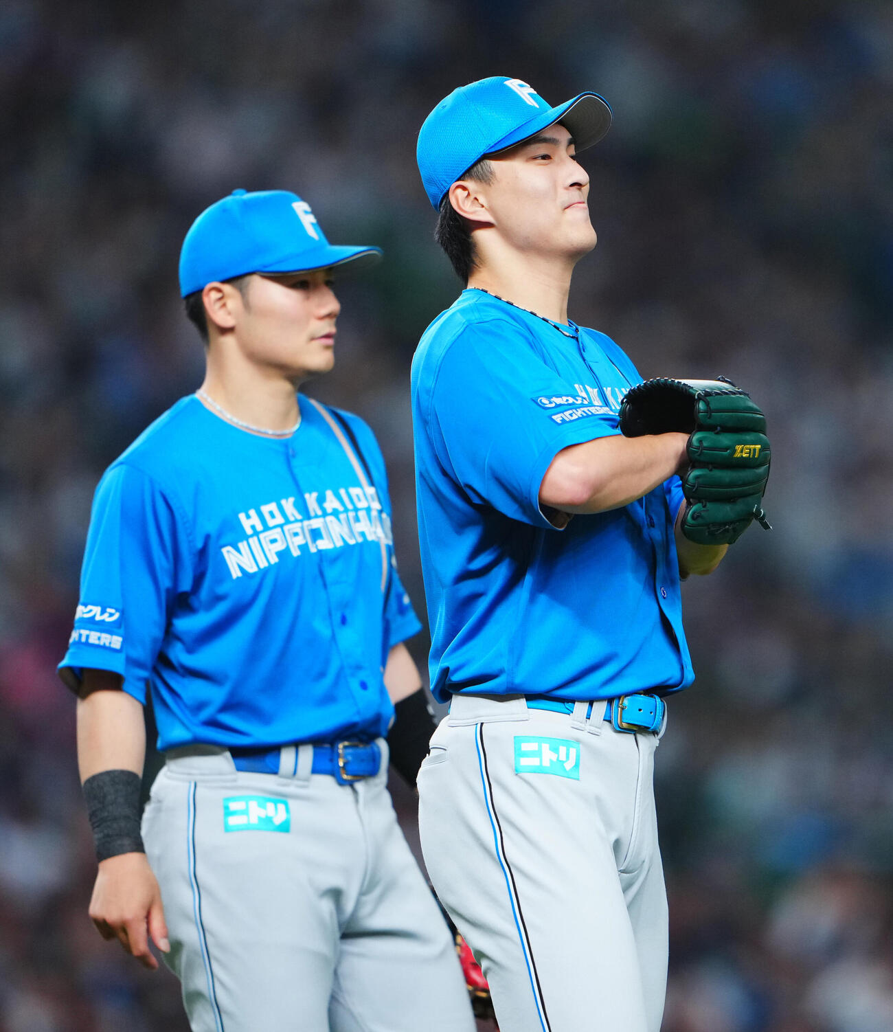 西武対日本ハム　5回裏西武無死一塁、源田壮亮のバントを一塁へ送球もロドルフォ・カストロが失策し苦笑いの達孝太（右）（撮影・垰建太）
