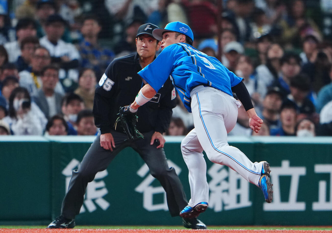 西武対日本ハム　4回裏西武1死、カナリオの打球はイレギュラーし三塁手郡司裕也の頭上を越える（撮影・垰建太）