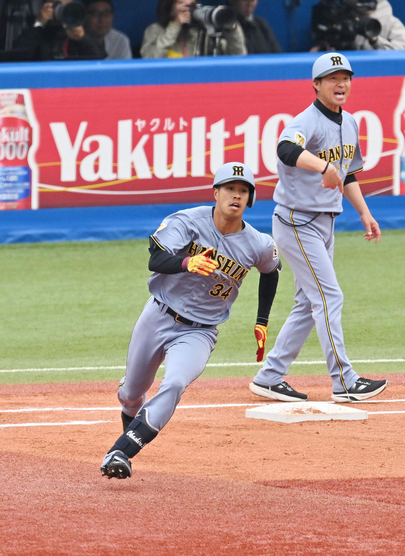 ヤクルト対阪神　3回表阪神2死一塁、岡城快生はプロ初安打の先制適時二塁打を放ち一塁を回る（撮影・滝沢徹郎）