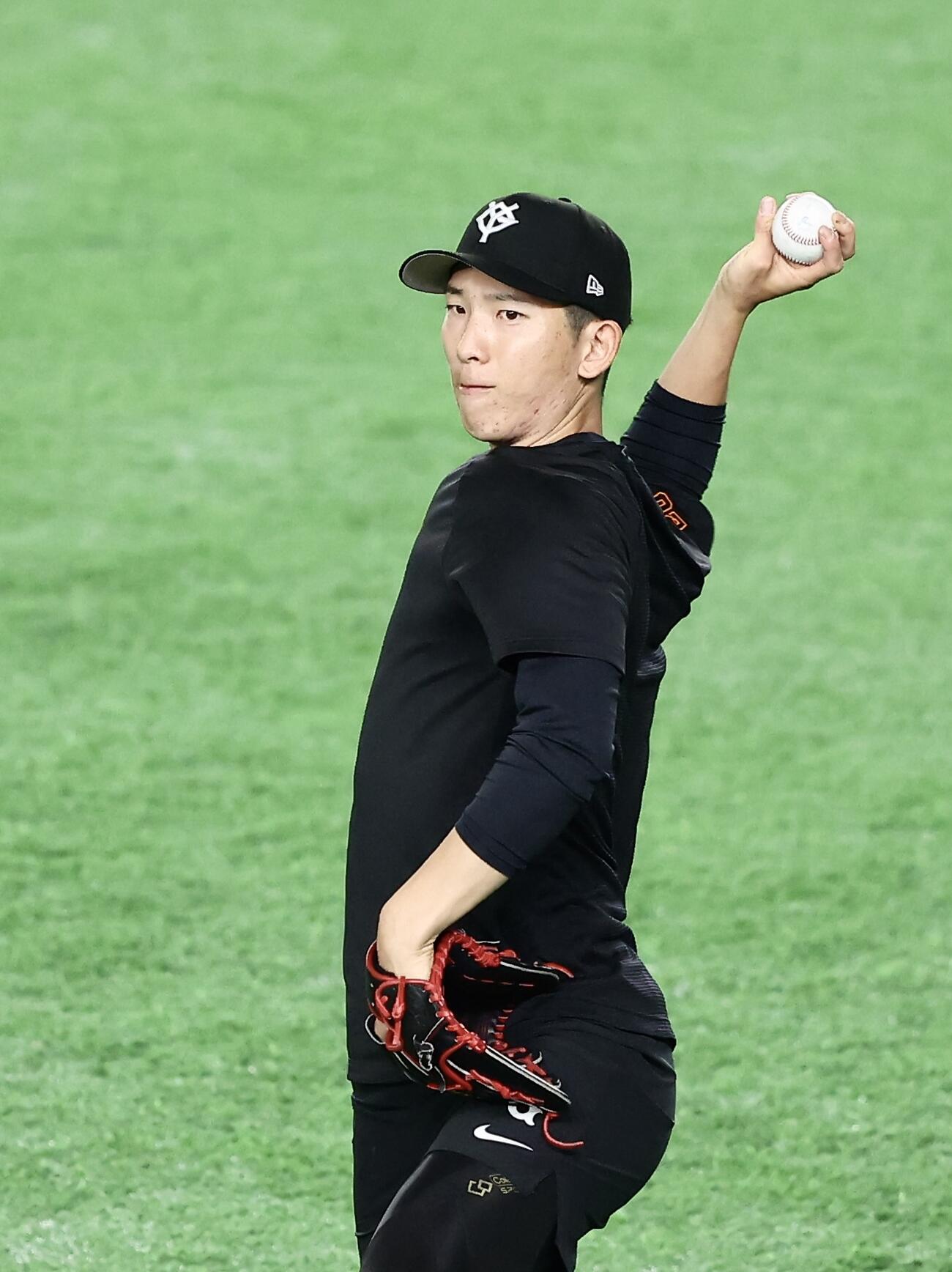 巨人対広島　試合前、キャッチボールする巨人戸郷翔征（撮影・河田真司）