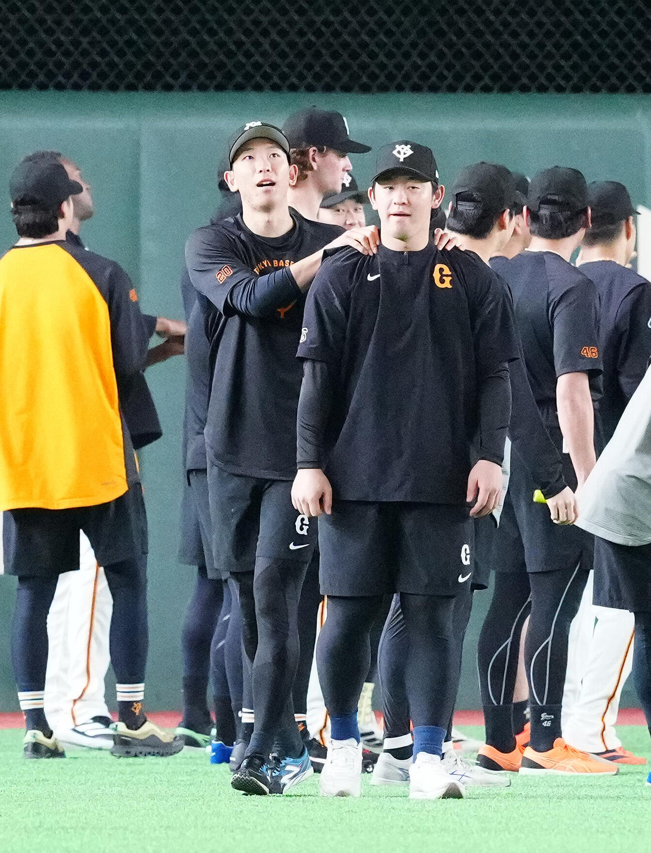 巨人対広島　試合前練習中、巨人北浦竜次（右）の肩に手をやる戸郷翔征（撮影・江口和貴）