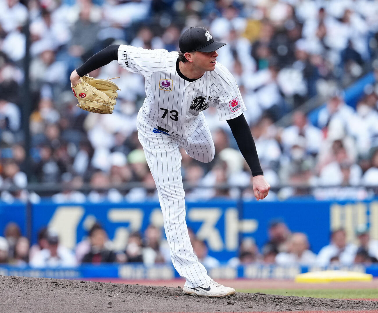 ロッテ対楽天　7回表から4番手で登板したロッテのサム・ロング（撮影・鈴木みどり）