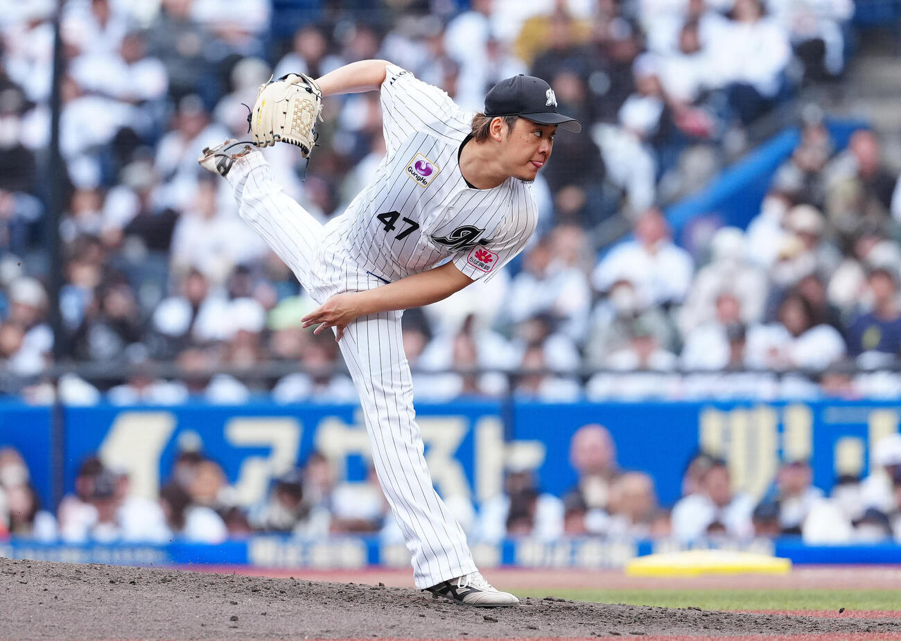ロッテ対楽天　8回表から5番手で登板したロッテ鈴木昭汰（撮影・鈴木みどり）