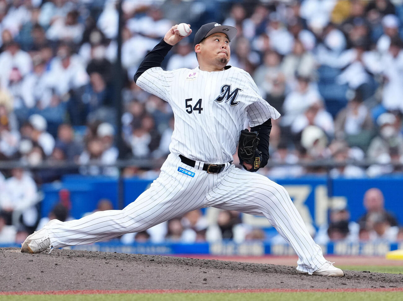 ロッテ対楽天　6回表から3番手で登板したロッテ沢田圭佑（撮影・鈴木みどり）