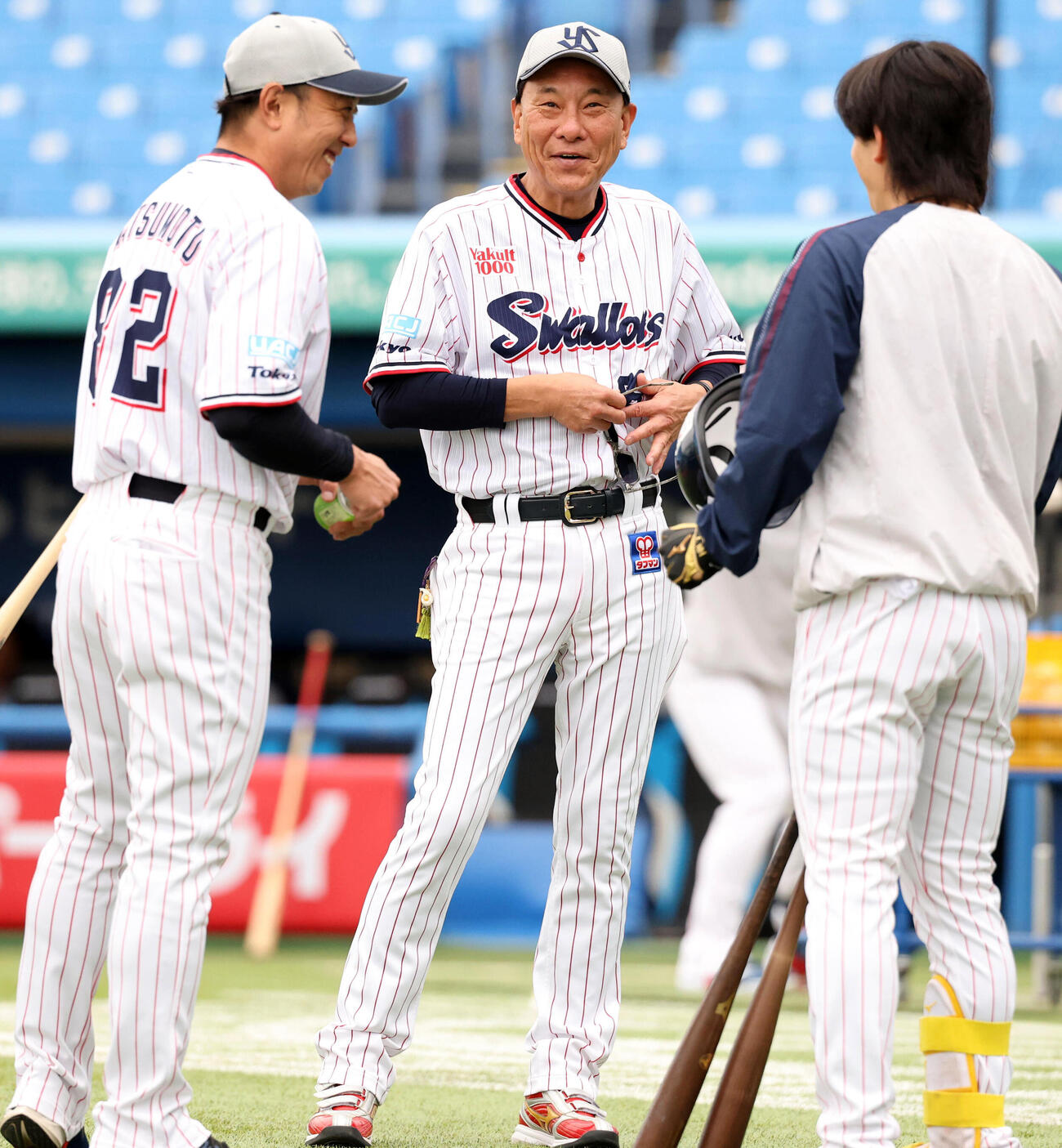 ヤクルト対阪神　練習中、ヤクルト長岡秀樹（右）らと談笑する池山隆寛監督（撮影・浅見桂子）