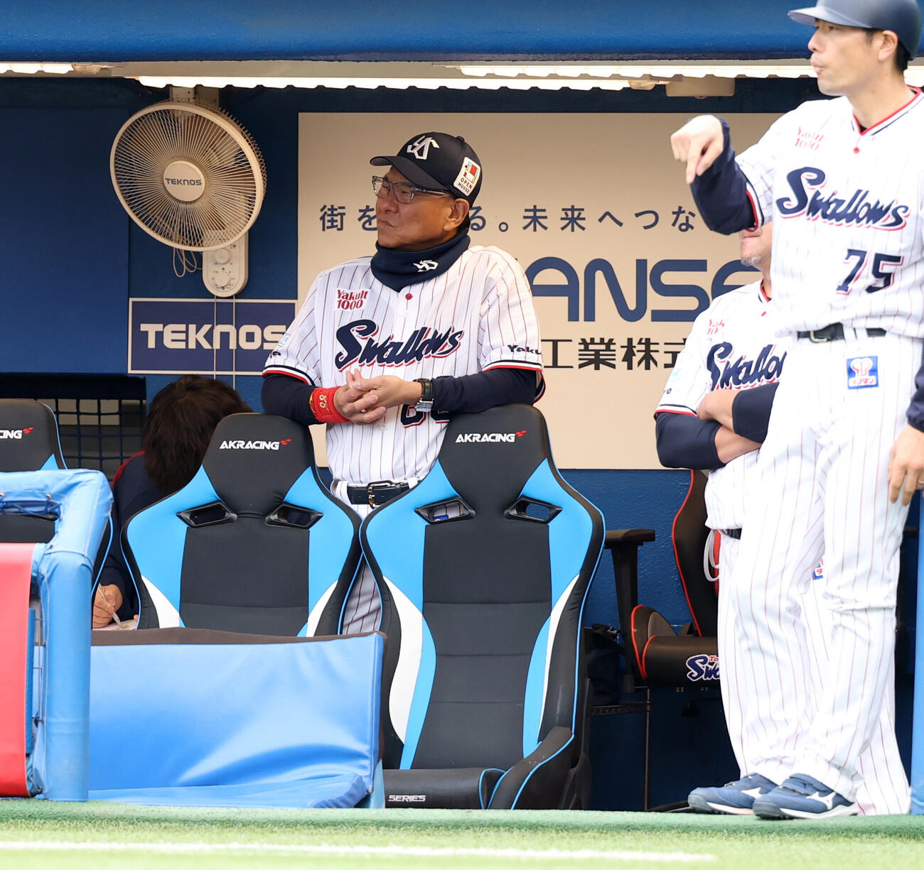 ヤクルト対阪神　打線沈黙で、ベンチで厳しい表情のヤクルト池山隆寛監督（撮影・浅見桂子）