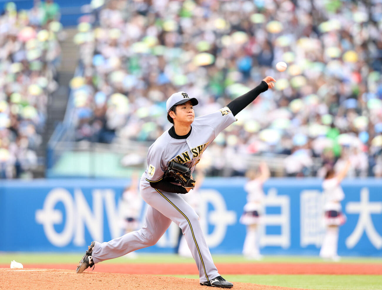 ヤクルト対阪神　7回裏ヤクルトの攻撃前、神宮球場のファンの傘が揺れる中、投球練習する高橋遥人（撮影・浅見桂子）