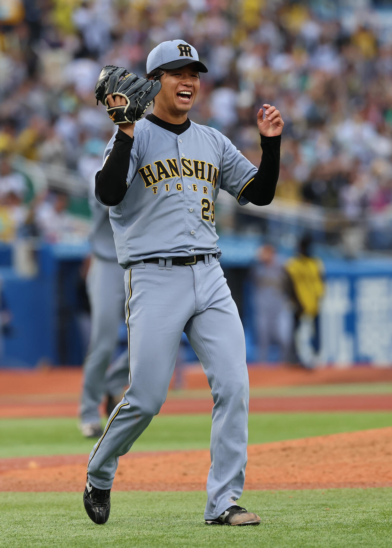 ヤクルト対阪神　完封で今季3勝目を挙げ喜ぶ高橋遙人（撮影・水谷安孝）