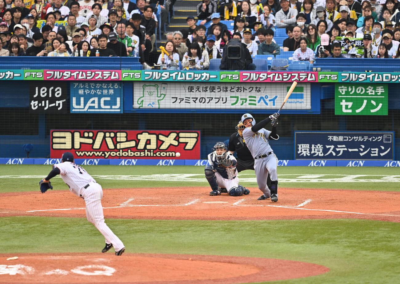 ヤクルト対阪神　8回表阪神無死、森下翔太は中前打を放つ。投手広沢優（撮影・滝沢徹郎）