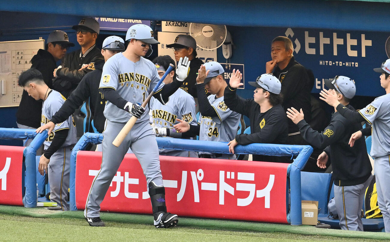 ヤクルト対阪神　8回表阪神無死、は中前打を放った森下翔太（手前）は交代しチームメートとタッチをかわす（撮影・滝沢徹郎）