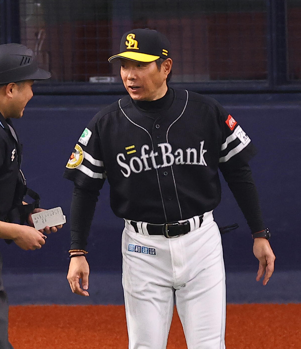 オリックス対ソフトバンク　選手交代を告げる小久保裕紀監督（撮影・上田博志）