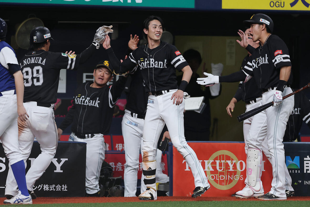 オリックス対ソフトバンク　7回表ソフトバンク1死一塁、笹川吉康の勝ち越し適時二塁打で生還した代走野村勇（左端）を迎える周東佑京（中央）ら（撮影・前田充）