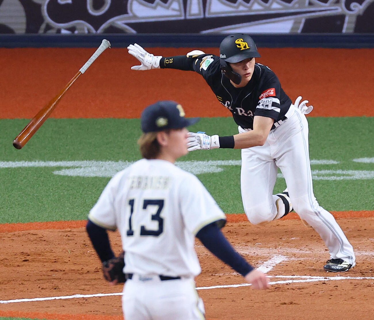 オリックス対ソフトバンク　8回表ソフトバンク無死、周東佑京は二塁打を放つ（撮影・上田博志）