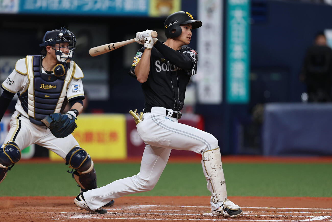 オリックス対ソフトバンク　7回表ソフトバンク1死一塁、右翼線へ勝ち越し適時二塁打を放つ笹川吉康（撮影・前田充）