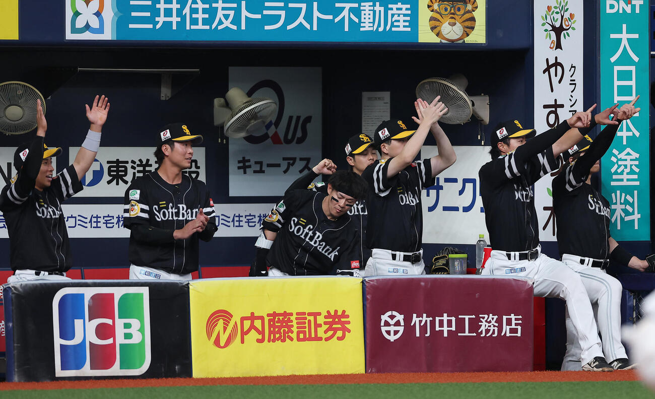 オリックス対ソフトバンク　6回表ソフトバンク2死満塁、栗原陵矢の3点適時三塁打で同点となり喜ぶソフトバンクの選手たち（撮影・前田充）