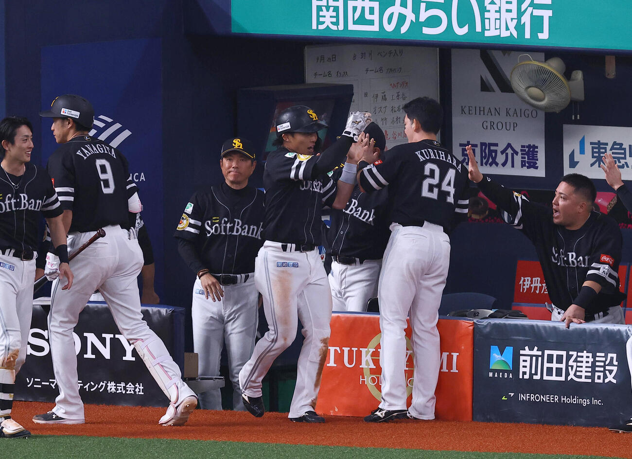 オリックス対ソフトバンク　7回表ソフトバンク1死一塁、野村勇（中央）は笹川吉康の適時二塁打で生還する（撮影・上田博志）