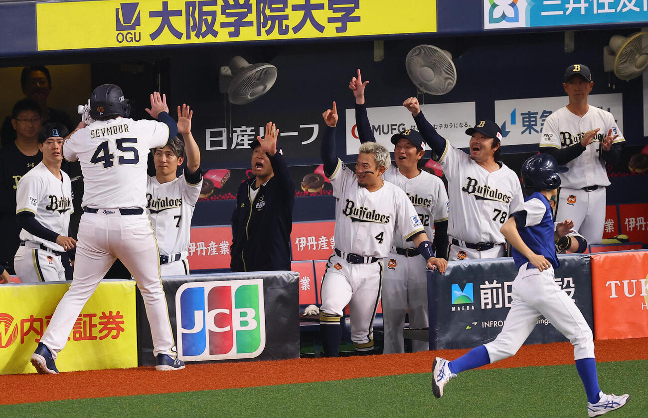 オリックス対ソフトバンク　8回裏オリックス無死二、三塁、逆転適時打を放ったシーモアを笑顔で出迎えるオリックスナイン（撮影・上田博志）