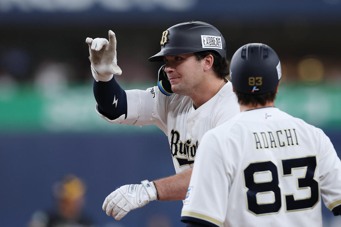 オリックス対ソフトバンク　8回裏オリックス無死二、三塁、逆転の中前2点適時打を放ちポーズをとるボブ・シーモア（撮影・前田充）