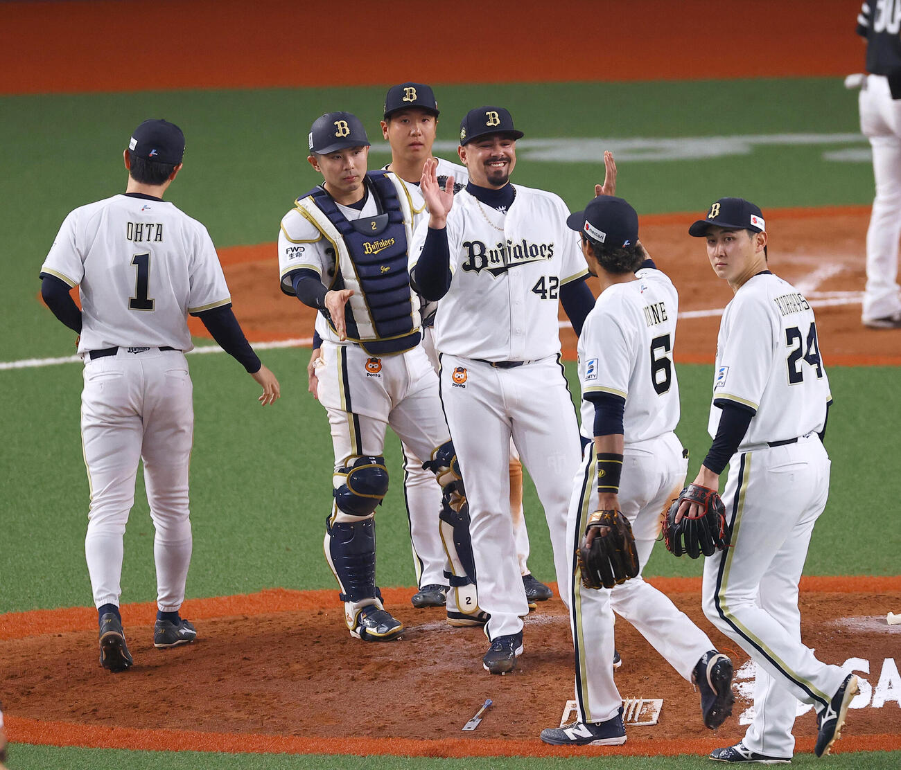 オリックス対ソフトバンク　ソフトバンクに勝利したオリックスナインは笑顔でハイタッチをする（撮影・上田博志）