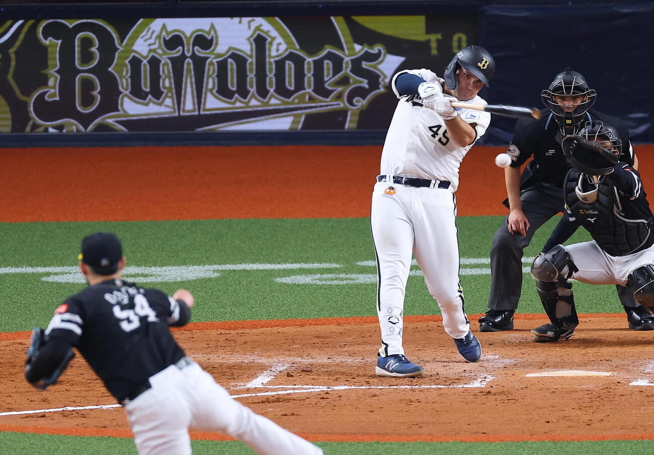 オリックス対ソフトバンク　8回裏オリックス無死二、三塁、シーモアは逆転2点適時打を放つ（撮影・上田博志）