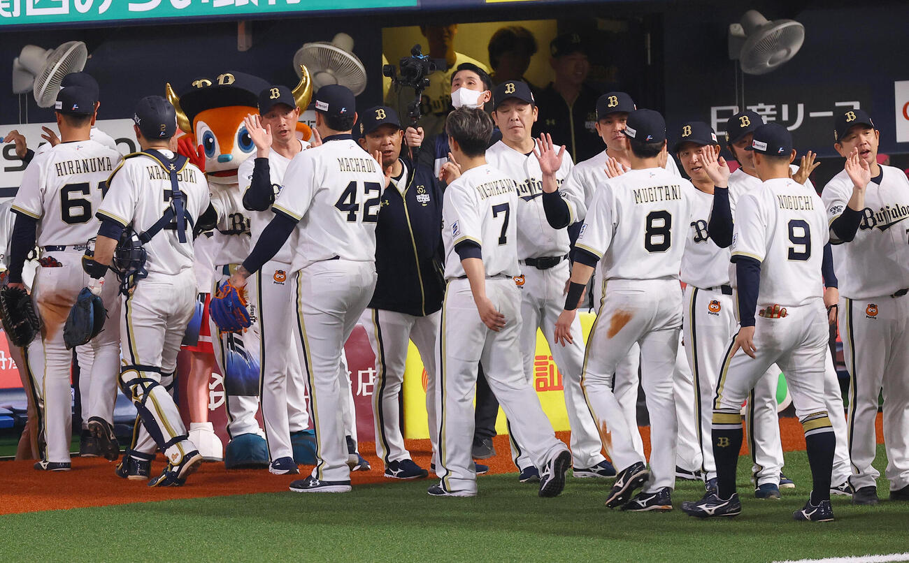 オリックス対ソフトバンク　ソフトバンクに勝利したオリックスナインは笑顔でハイタッチをする（撮影・上田博志）