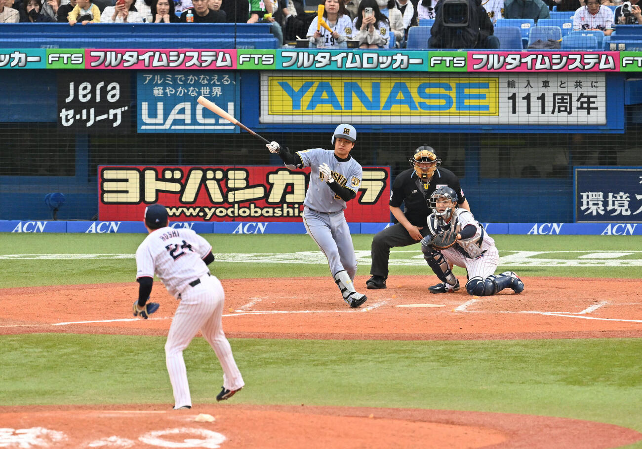 ヤクルト対阪神　9回表阪神2死一塁、高橋遥人は右前打を放つ高橋遥人。投手星知弥（撮影・滝沢徹郎）
