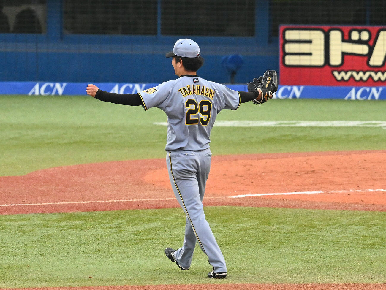 ヤクルト対阪神　完封勝利し喜ぶ阪神高橋遥人（撮影・滝沢徹郎）