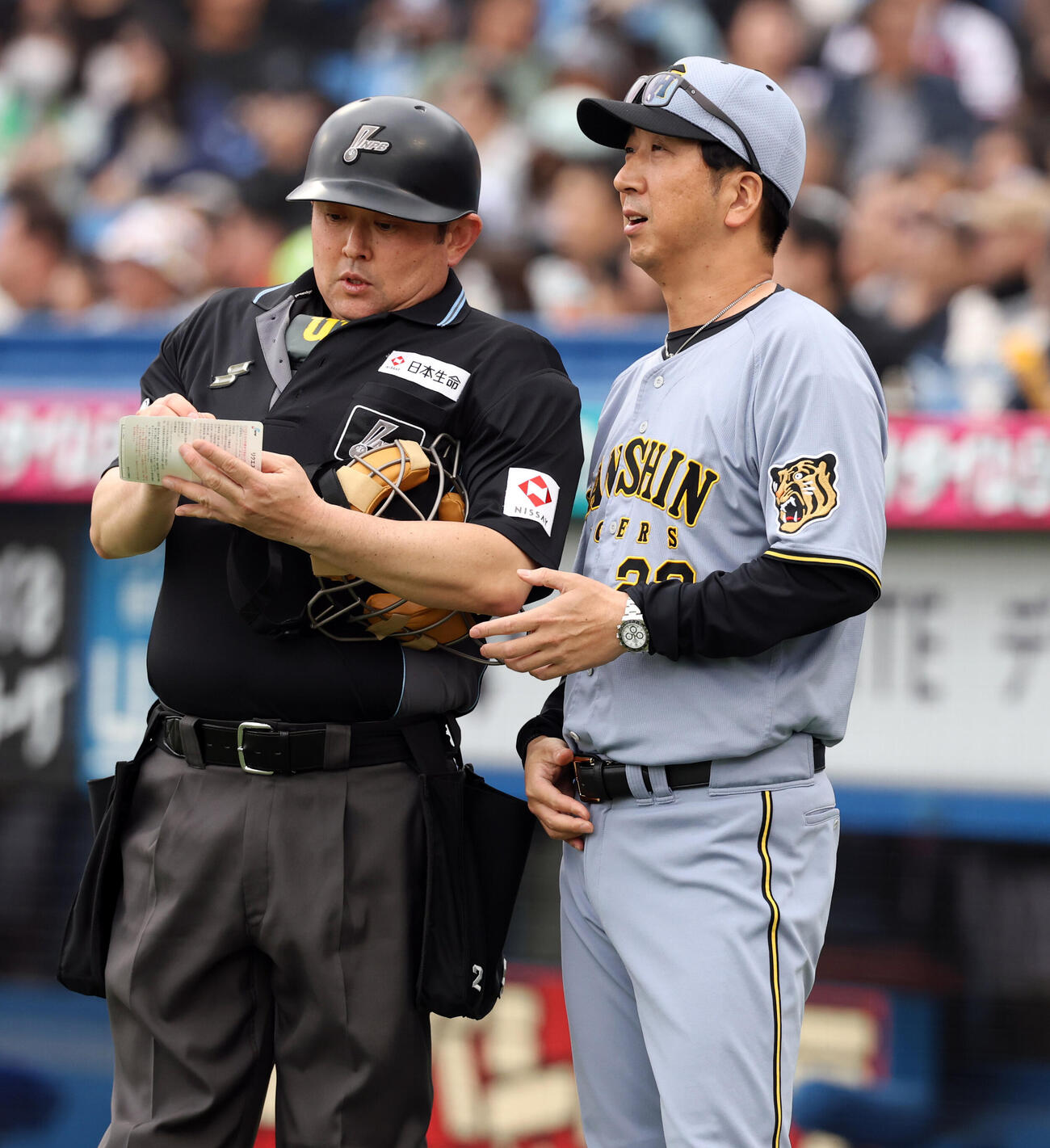 ヤクルト対阪神　7回裏ヤクルトの攻撃前、選手交代を告げる阪神藤川球児監督（撮影・浅見桂子）