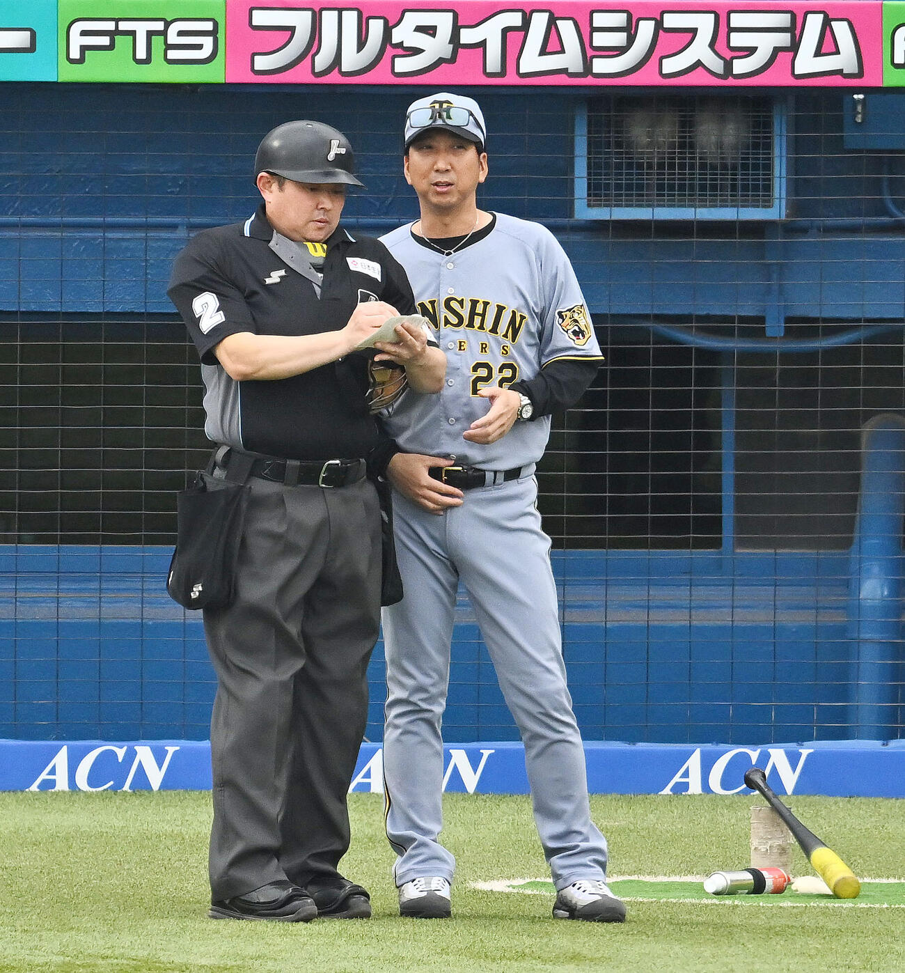 ヤクルト対阪神　交代を伝える阪神藤川球児監督（右）（撮影・滝沢徹郎）