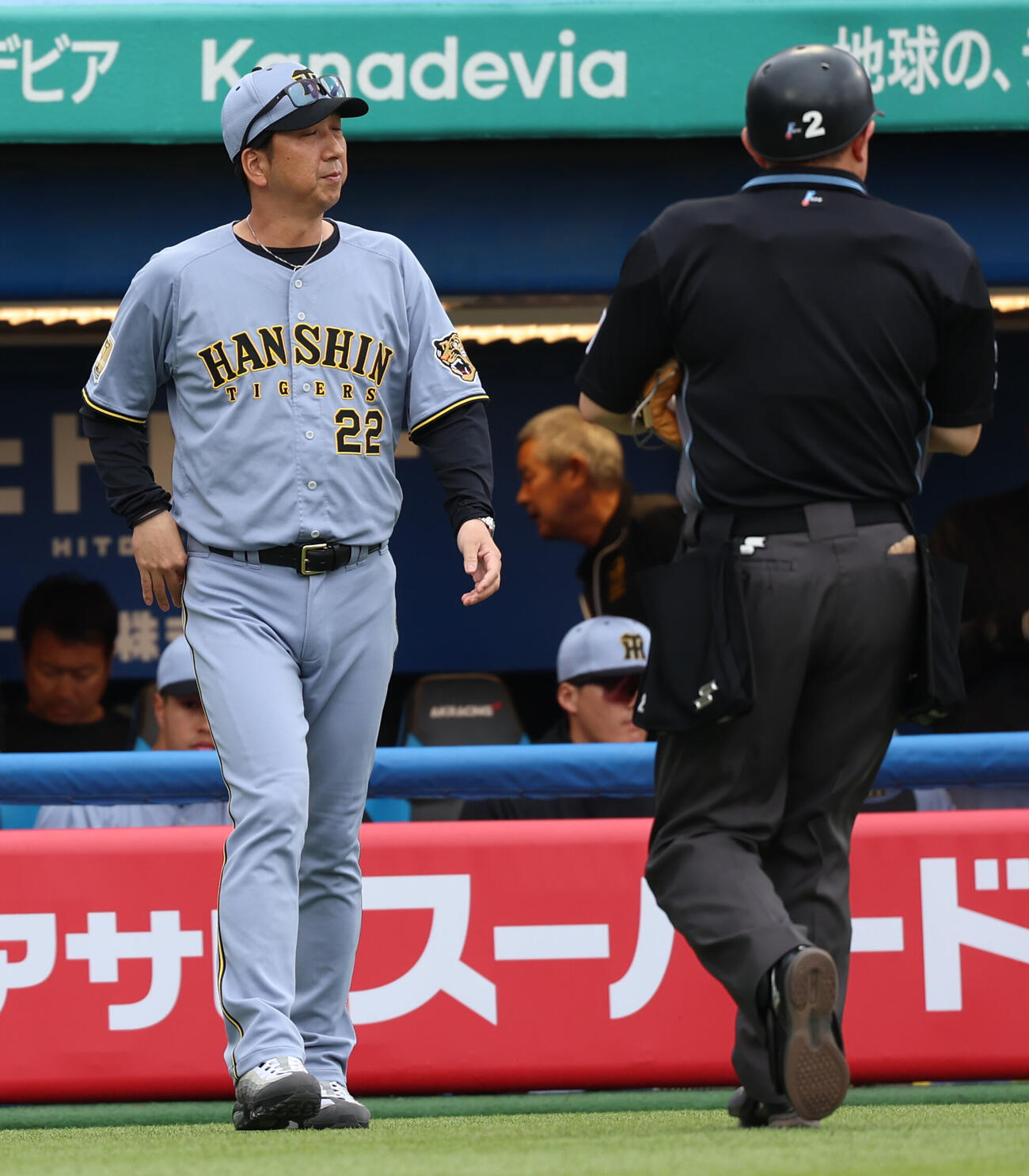 ヤクルト対阪神　選手交代を告げる阪神藤川球児監督（撮影・水谷安孝）