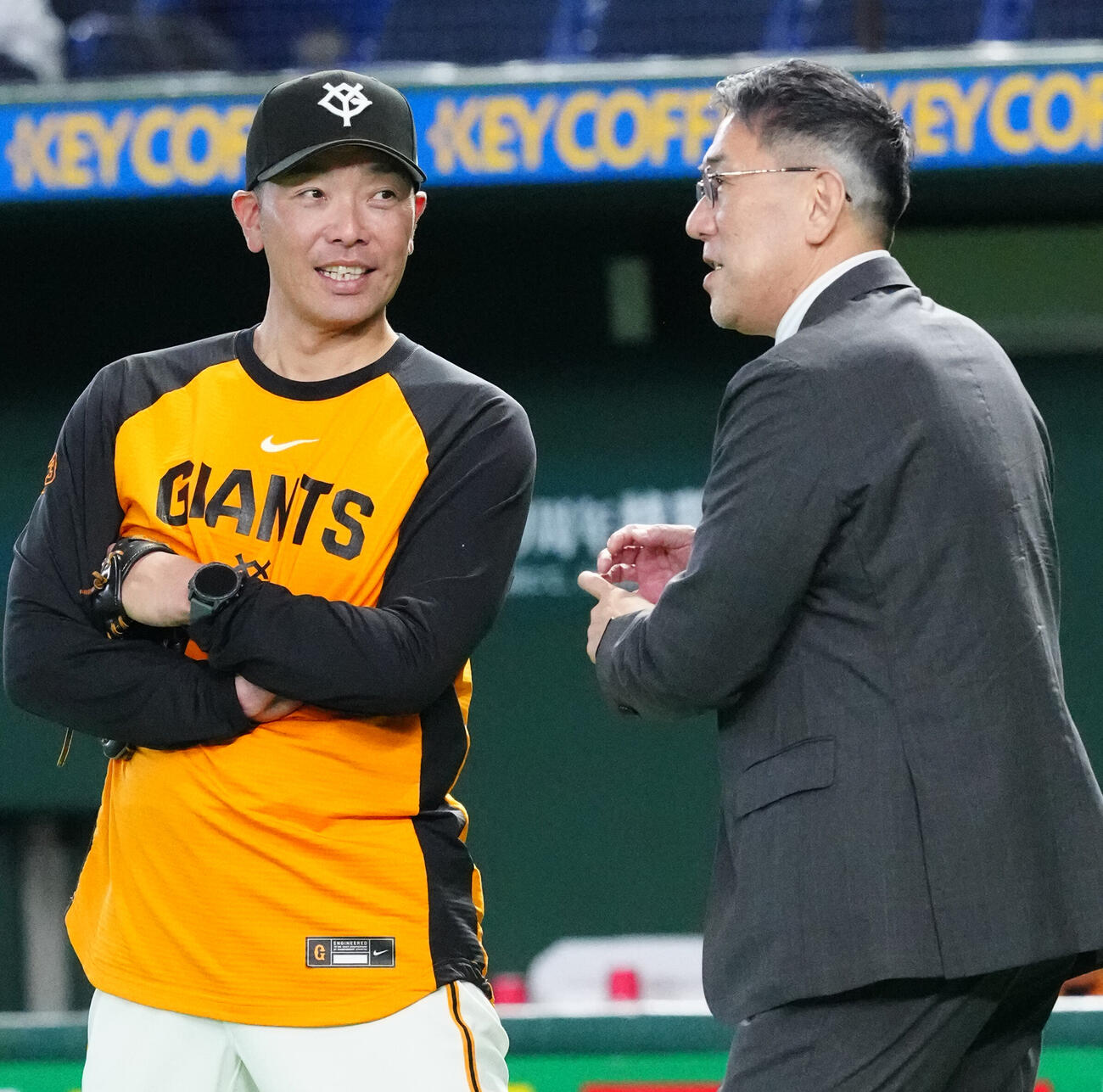 巨人対広島　試合前、野村謙二郎氏（右）と言葉を交わす巨人阿部慎之助監督（撮影・江口和貴）